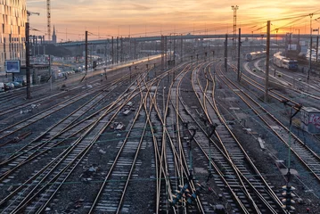 Papier Peint photo autocollant Chemin de fer gare ferroviaire complexe au lever du soleil