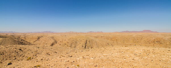 Panorama der sandigen, trockenen Landschaft der Wüste Namib südlich von Swakopmund, Namibia