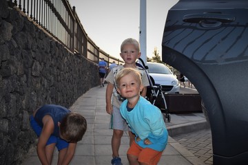 children get out of a car 