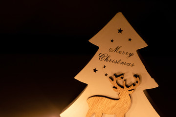 Weihnachtsbaum für Merry Christmas mit Rentier und Kerzenschein sorgt für romantische Adventszeit...