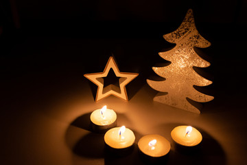 Weihnachtsbaum für Merry Christmas mit Rentier und Kerzenschein sorgt für romantische Adventszeit...