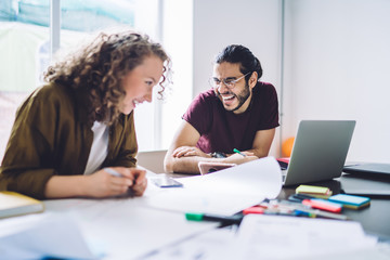 Obraz premium Laughing students working in team