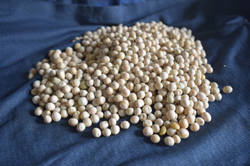 Dry Organic Peeled White Chickpeas