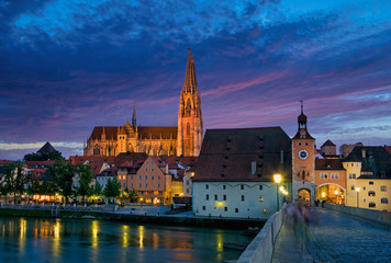 Obraz premium Steinerne Brücke mit Dom in Regensburg, bei Nacht, Bayern, Deutschland
