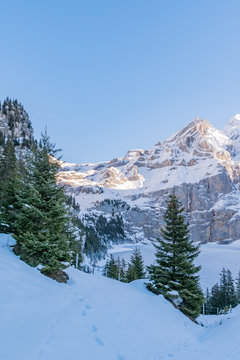 Blick auf den zugefrorenen Oeschinensee im Berner Oberland - Kandersteg, Schweiz