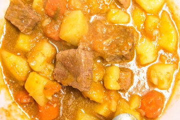 Estofado de carne con patatas y zanahoria
