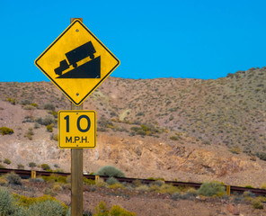 Verkehrszeichen: Steigung - Dreieck Bergauf