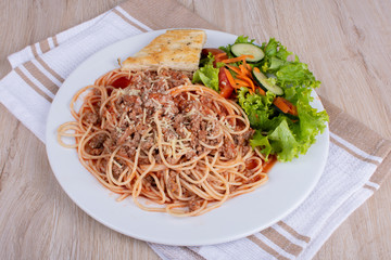 Spaghetti with Bolognese sauce, bread and salad