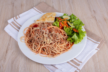 Spaghetti with Bolognese sauce, bread and salad