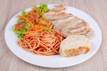 Spaghetti with Neapolitan sauce, pork bread and salad
