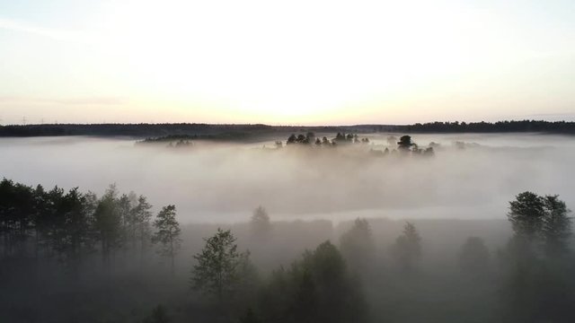 Mglisty wsch&oacute;d słońca nad rzeką krajobraz z drona 