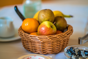 Obstkorb auf dem Tisch