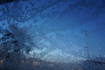 さわやかな朝の窓に張り付く氷の結晶
