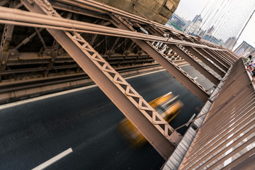 Un taxi sur la pont de brooklyn