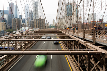 Fototapeta na wymiar Le trafic sur le pont de Brooklyn