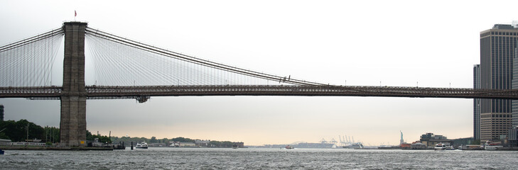 La baie d'Hudson à New York avec la statue de la liberté et le pont de Brooklyn 