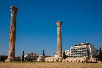 Fototapeta premium Ruins of the Temple of Olympian Zeus also known as the Olympieion and the Acropolis at the center of the Athens city in Greece