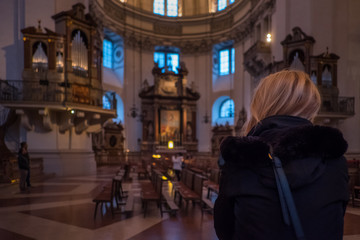 Obraz na płótnie Canvas Frau in Kirche bei der Andacht