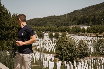 Srebrenica, 7. April 2017. Srebrenica–Potočari Memorial and Cemetery for the Victims of the 1995 Genocide. Bosnian men were executed by the Bosnian Serb Army. Man wearing Srebrenica flower.