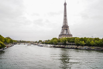 Fototapeta na wymiar Tour Eiffel et la Seine