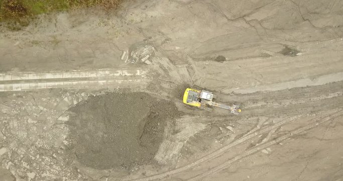 Drehender Bagger / Raupenbagger auf einer Baustelle / Tagebau