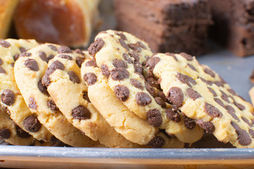  vanilla cookies and chocolate chips