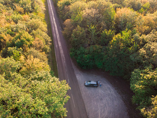 Fototapeta premium photo aérienne d'une route et d'une voiture garée vers la forêt