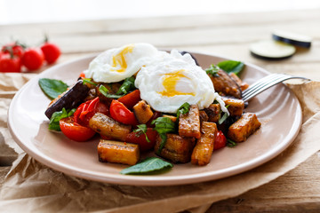 Poached egg with vegetables