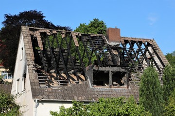 burned roof truss of a detached house, loss of fire, household insurance