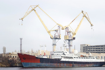 Obraz premium Shipbuilding of the last century, old bay with ships