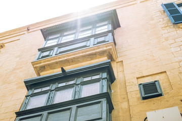 Obraz premium Valletta Malta, July 16 2019. Traditional Maltese architecture in Valletta Old Town in Malta, street with traditional balconies and old buildings in historical city of Malta.