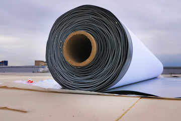 Rolls of polymer coating for roof. Deployment of a roof covering roll.