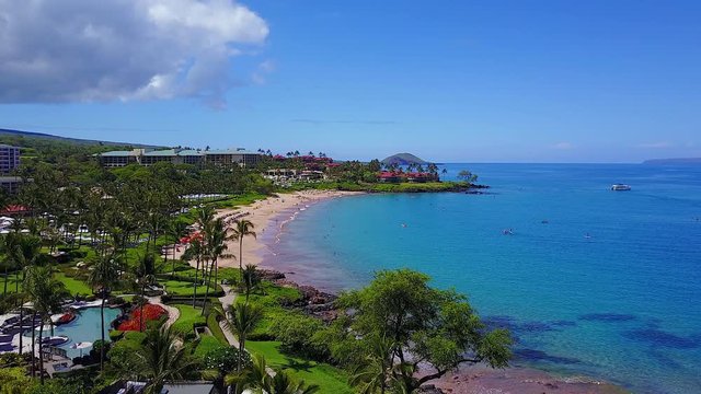 Rising aerial drone footage of Wailea Beach park in Maui, Hawaii