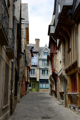 Fototapeta na wymiar Rue du centre-ville ancien de Vitré (35), France - Street in old downtown Vitré, Brittany, France 