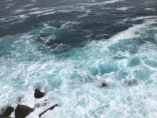 Fototapeta premium waves crashing on rocks