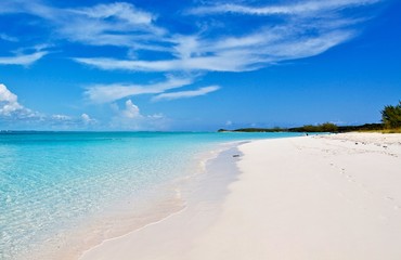Fototapeta na wymiar White sand Exuma beach and sea in Bahamas