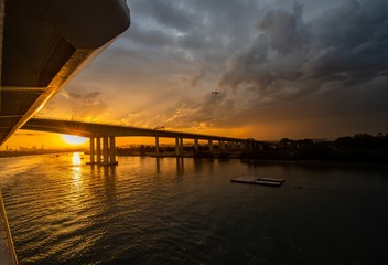 Breathtaking shot of a beautiful sunset at the Brisbane Gateway Bridge