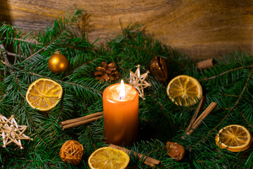Weihnachtsgesteck mit brennender Kerze in nahaufnahme