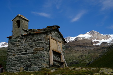Fototapeta na wymiar Casetta di montagna sulle alpi