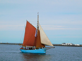 Schiffe beim einlaufen in den Hafen von Warnem&uuml;nde