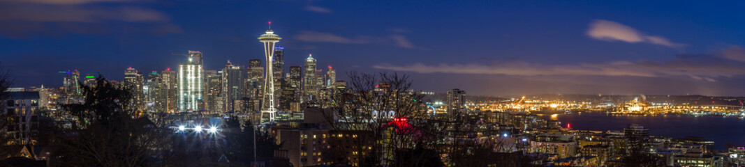 Long exposure panoramic view of Seattle downtown at night shoot from Kerry Park © Mikhail