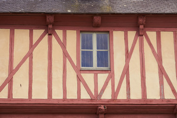 Fenêtre et mur à colombage .