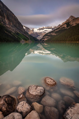 Paysage de rêve depuis les rives du lac Louise dans le parc national Banff, Alberta
