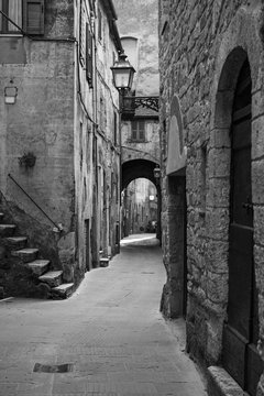 Fototapeta Pitigliano city street