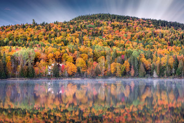 Obraz premium Domek nad jeziorem w barwach jesieni