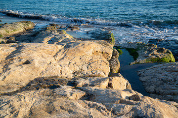 波に削られた岩辺