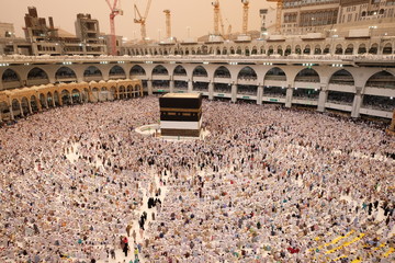 Obraz premium Muslim Pilgrims at The Kaaba in The Haram Mosque of Mecca, Saudi Arabia, during Hajj.