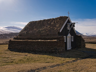 Torfkirche in Island mit einer Glocke ober der Tür