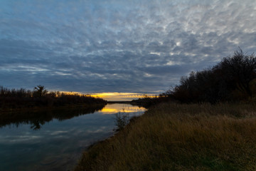 Fototapeta na wymiar Sunset by the river
