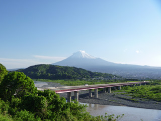 富士川から望む富士山（静岡県）